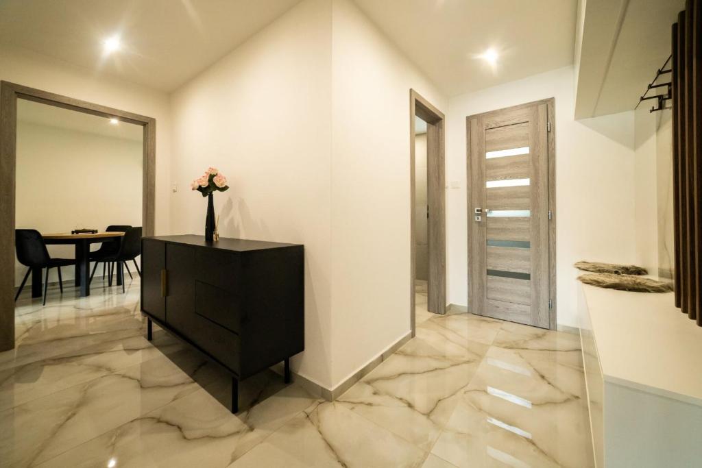 Image 1 of 2 izbový byt – apartmán