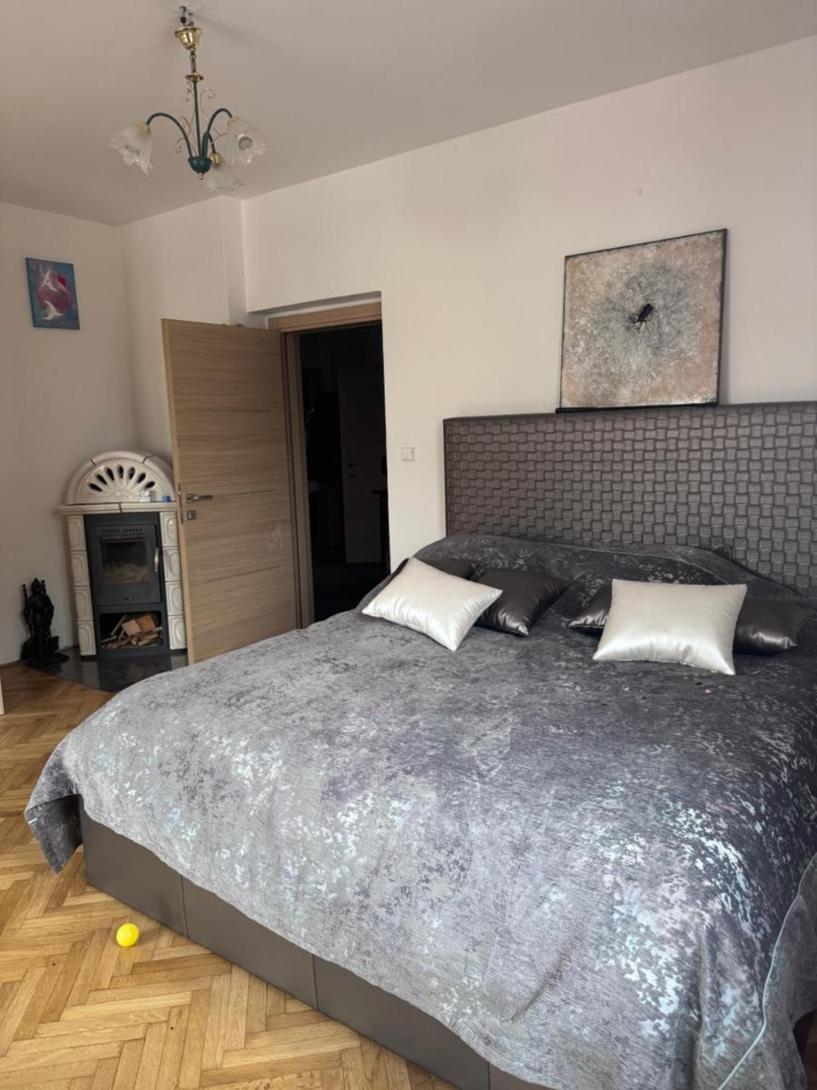 Image 2 of 3 room apartment with castle view