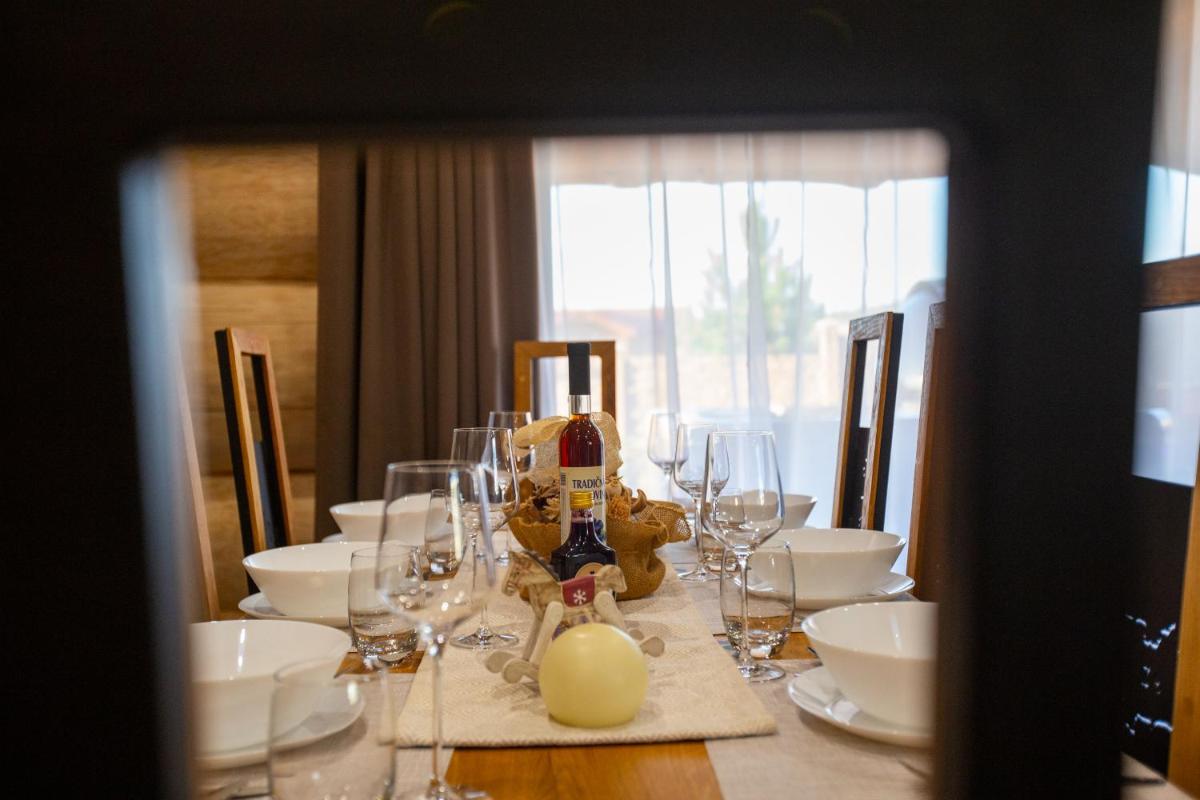 Image 3 of Amia Chalet