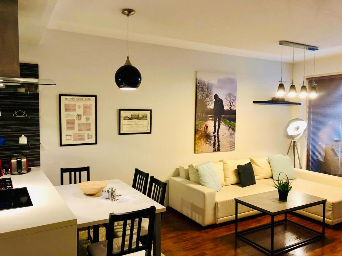 Image 3 of BL Luxury Apartment, 24hr Self Check-in, Free Private Garage Parking, Panoramic Views from Balcony, 5 minute walk to City Center