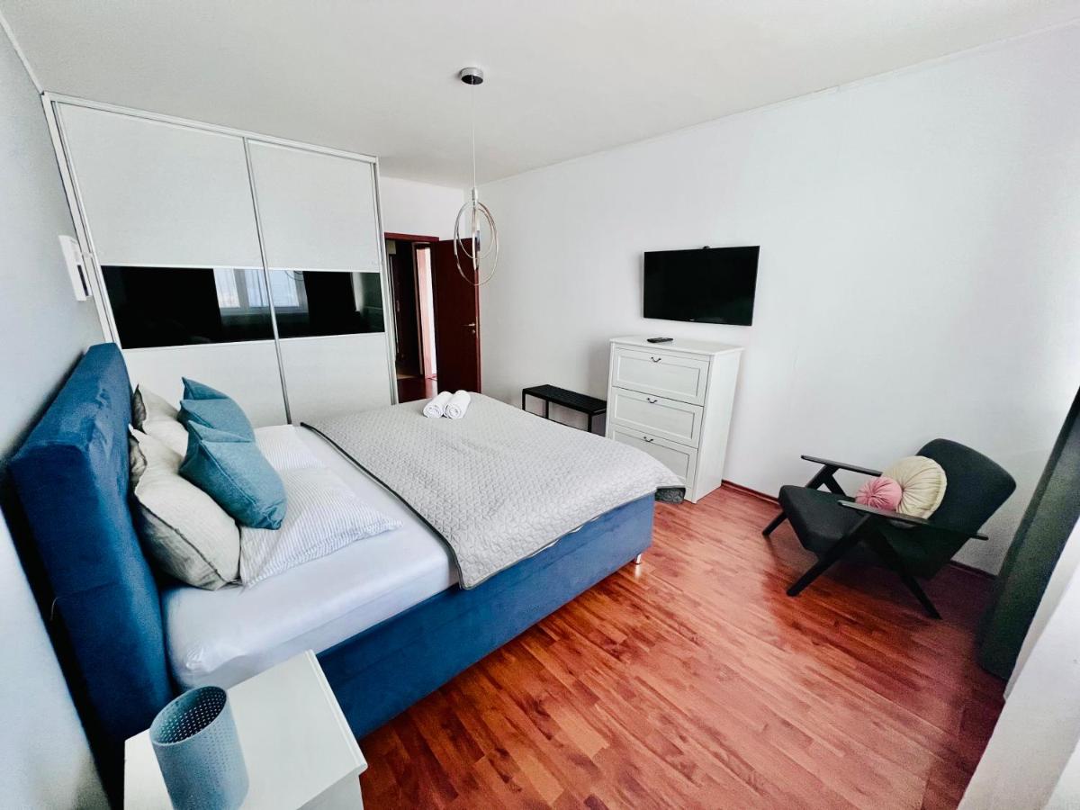 Image 5 of BL Luxury Apartment, 24hr Self Check-in, Free Private Garage Parking, Panoramic Views from Balcony, 5 minute walk to City Center
