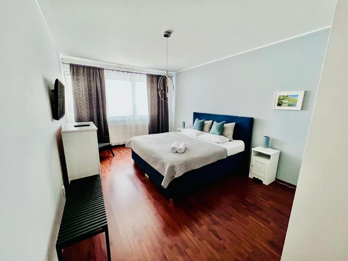 Image 2 of BL Luxury Apartment, 24hr Self Check-in, Free Private Garage Parking, Panoramic Views from Balcony, 5 minute walk to City Center