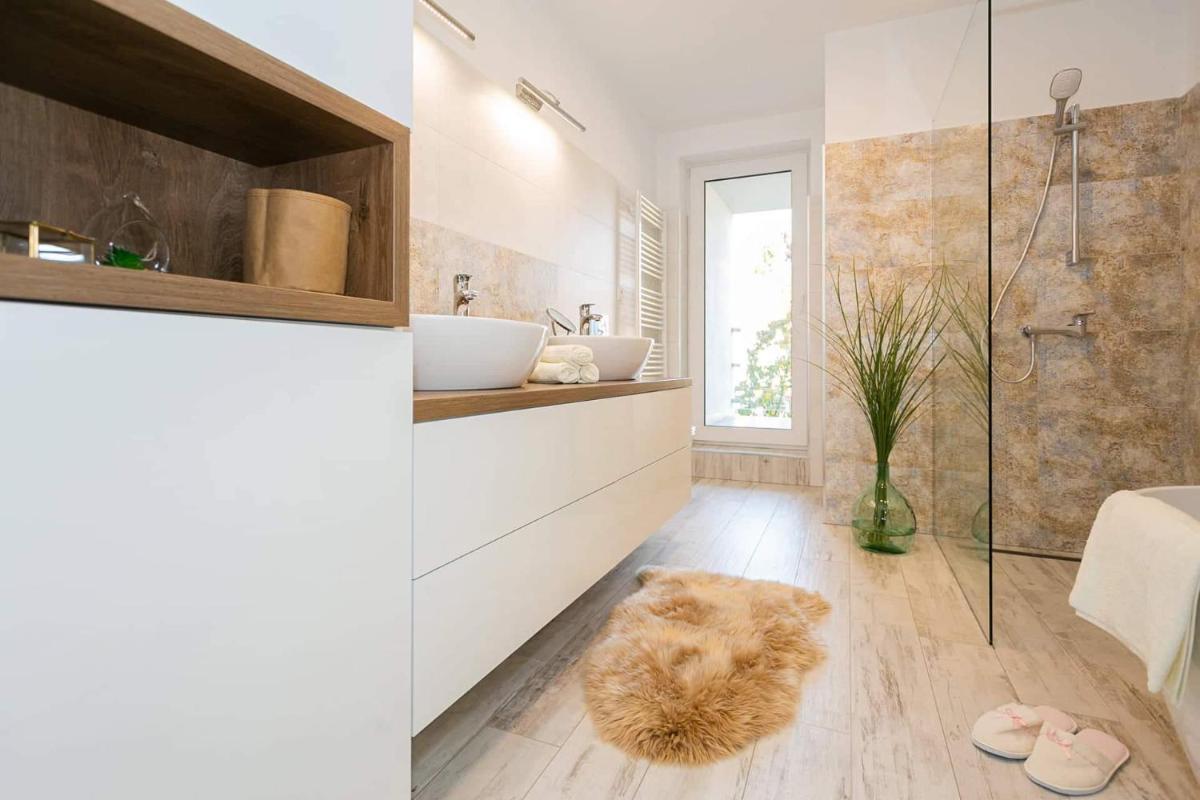 Image 2 of BL – The Penthouse, 24hr Self Check-in, 2 Bedrooms, Fireplace, AC, Panoramic View from main Balcony, 3-minute walk to City Center