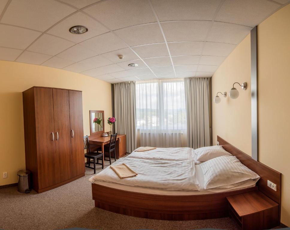 Image 1 of City Hotel B&B, reception 24 7, 800m od-from R1, free parking