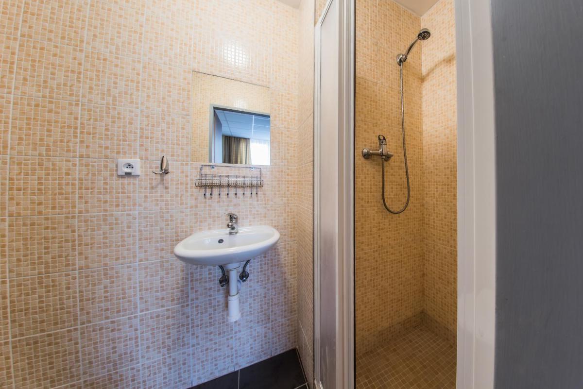 Image 3 of City Hotel B&B, reception 24 7, 800m od-from R1, free parking