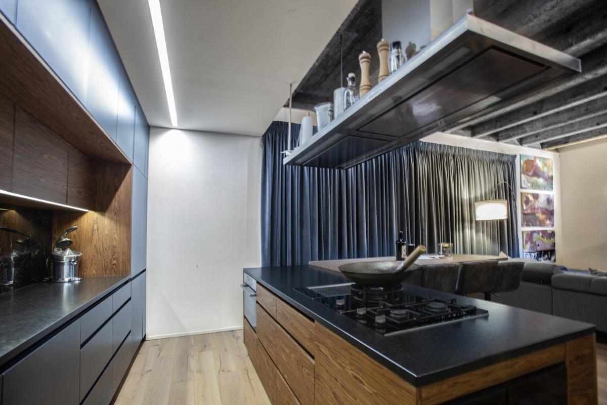 Image 4 of Contemporary apartment with fireplace & terrace