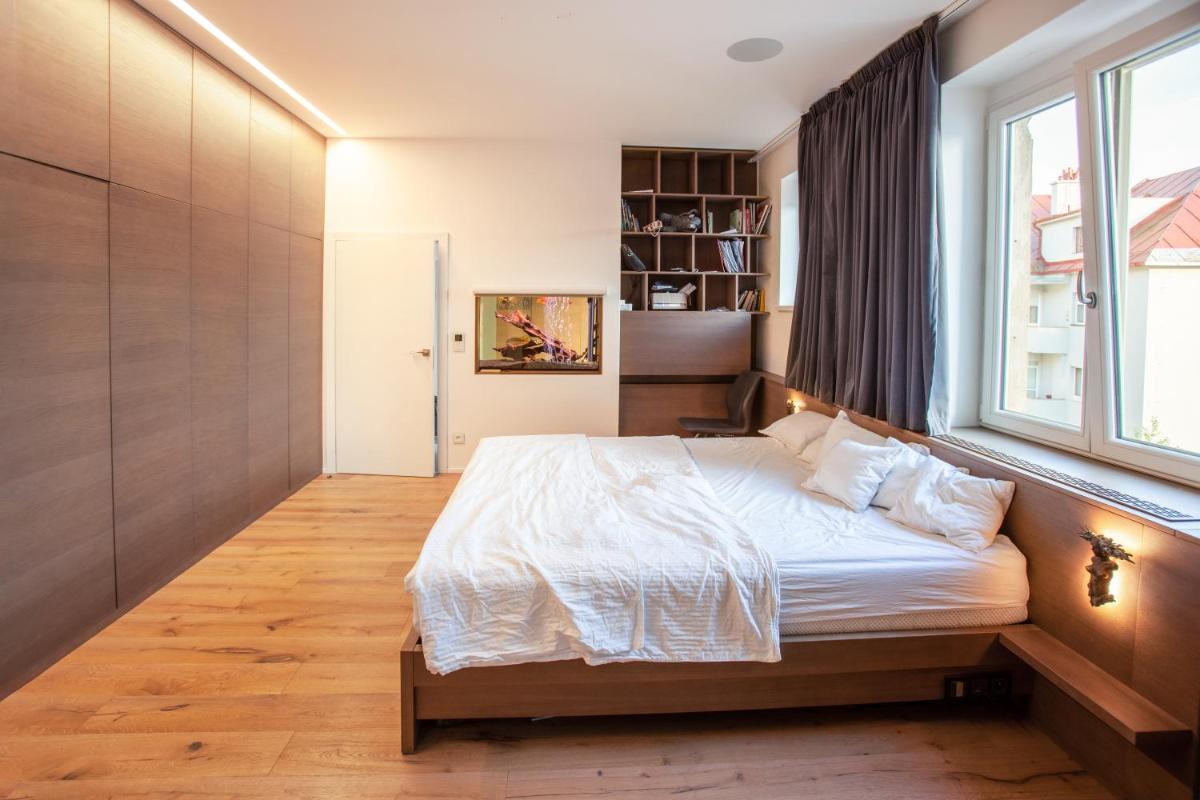Image 2 of Contemporary apartment with fireplace & terrace