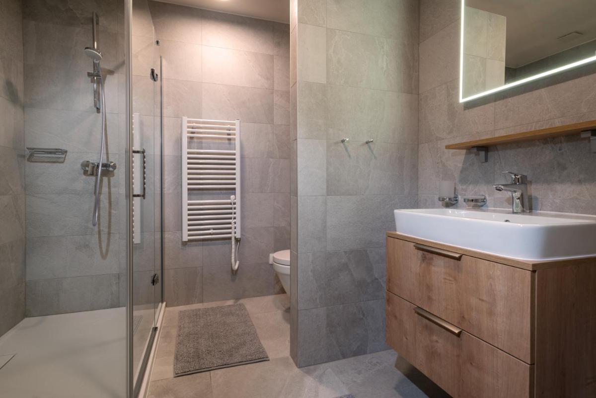 Image 2 of DaSus Luxury Tále