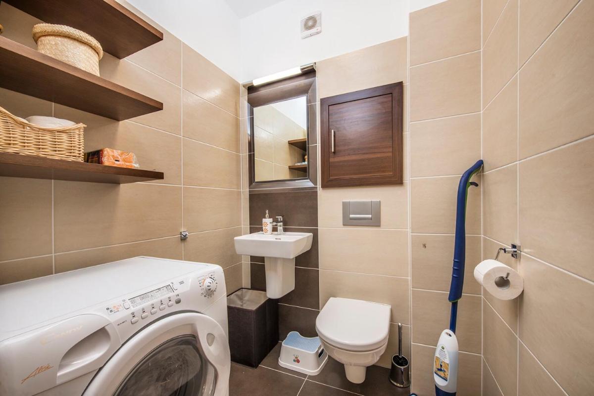 Image 3 of Family Apartment 32, House Oliver