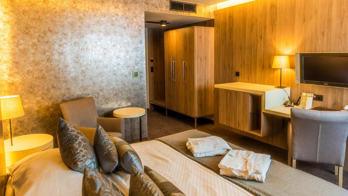 Image 2 of Hotel AquaCity Seasons