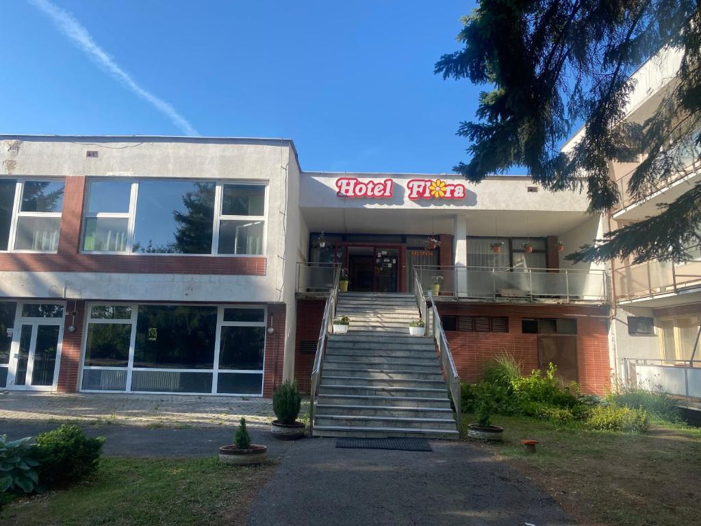 Image 1 of Hotel FLÓRA retro