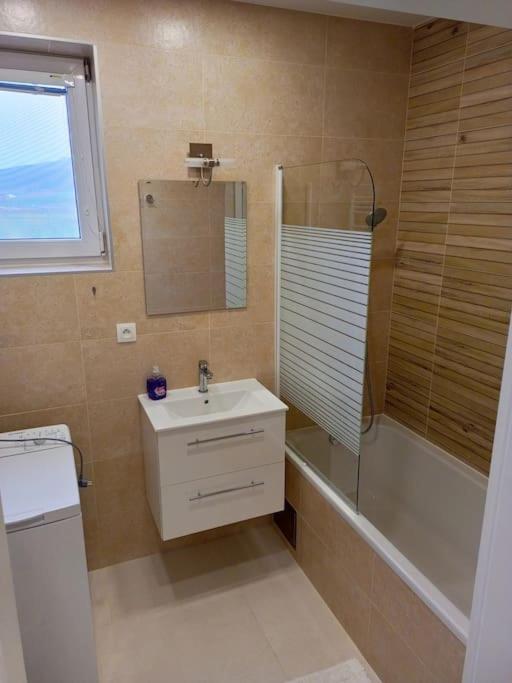 Image 3 of Lovely apartment with balcony and free parking