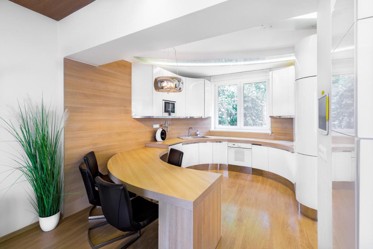 Image 5 of Luxurious flat 160m2 in center, 3 bedrooms, AC, garden, parking