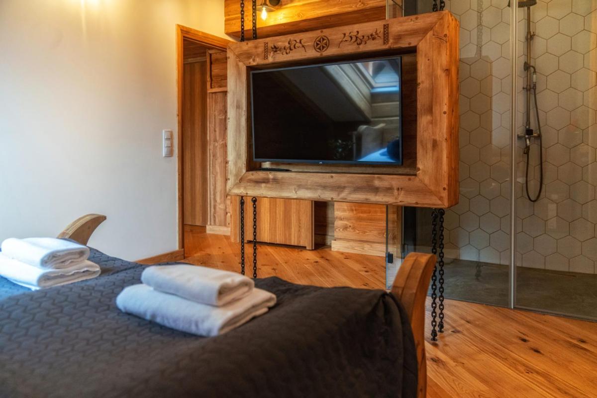 Image 3 of Mountain Shelter Apartments