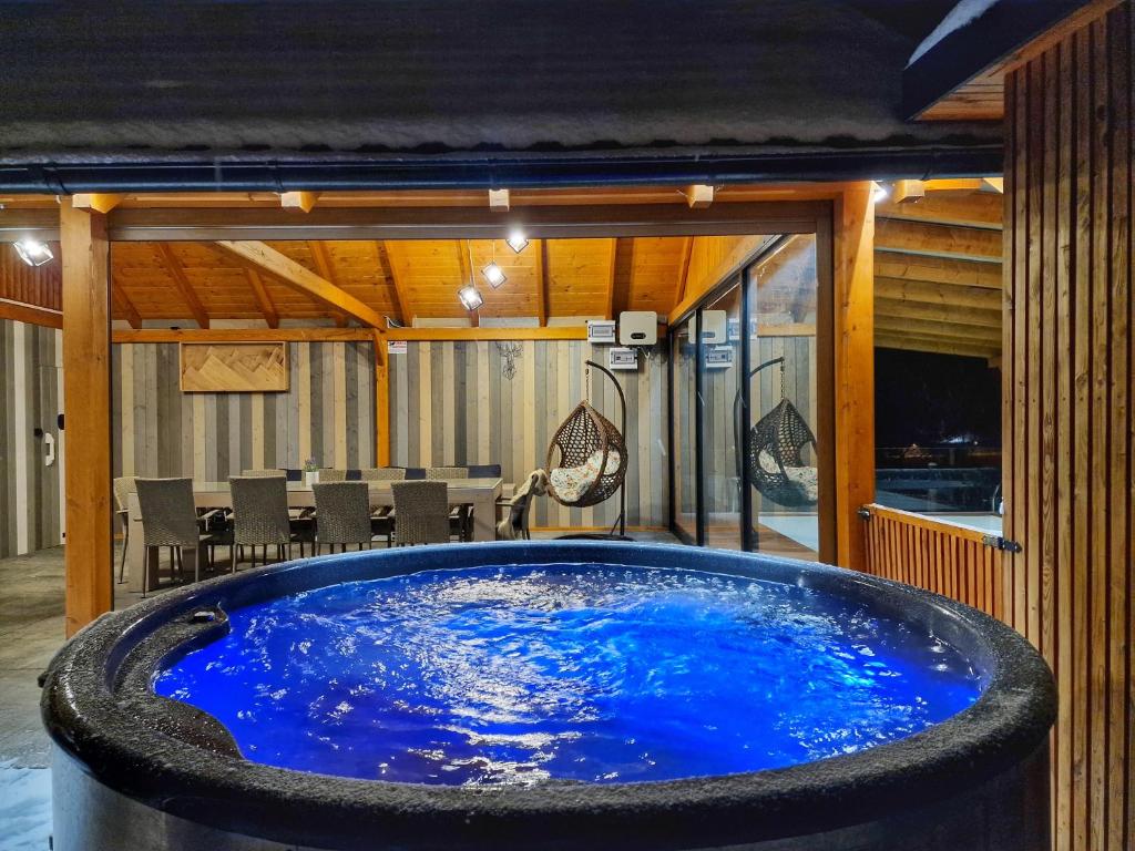 Image 1 of Nad Zalew dom z basenem letnim, jacuzzi i sauną, jezioro i trasa Velo Czorsztyn w pobliżu