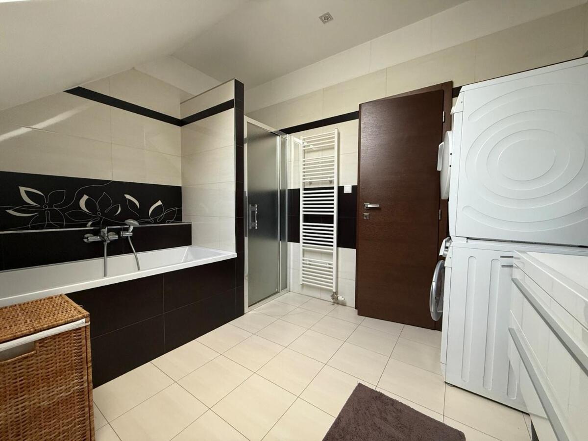 Image 3 of Olivia Suite