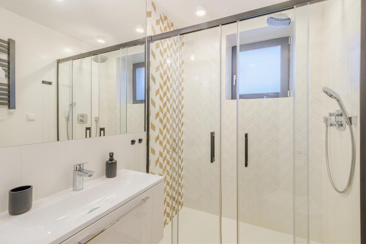 Image 3 of REZYDENCJA ORNAK 5 – stylowe apartamenty z balkonami i jacuzzi, 5 min pieszo do Krupówek, IZBY PODHALAŃSKIE