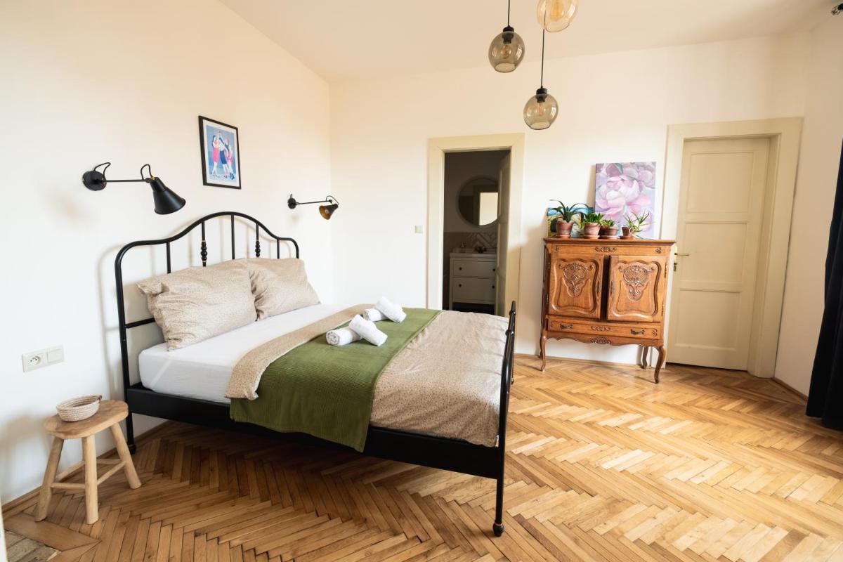Image 2 of Romantic apartment in the city centre