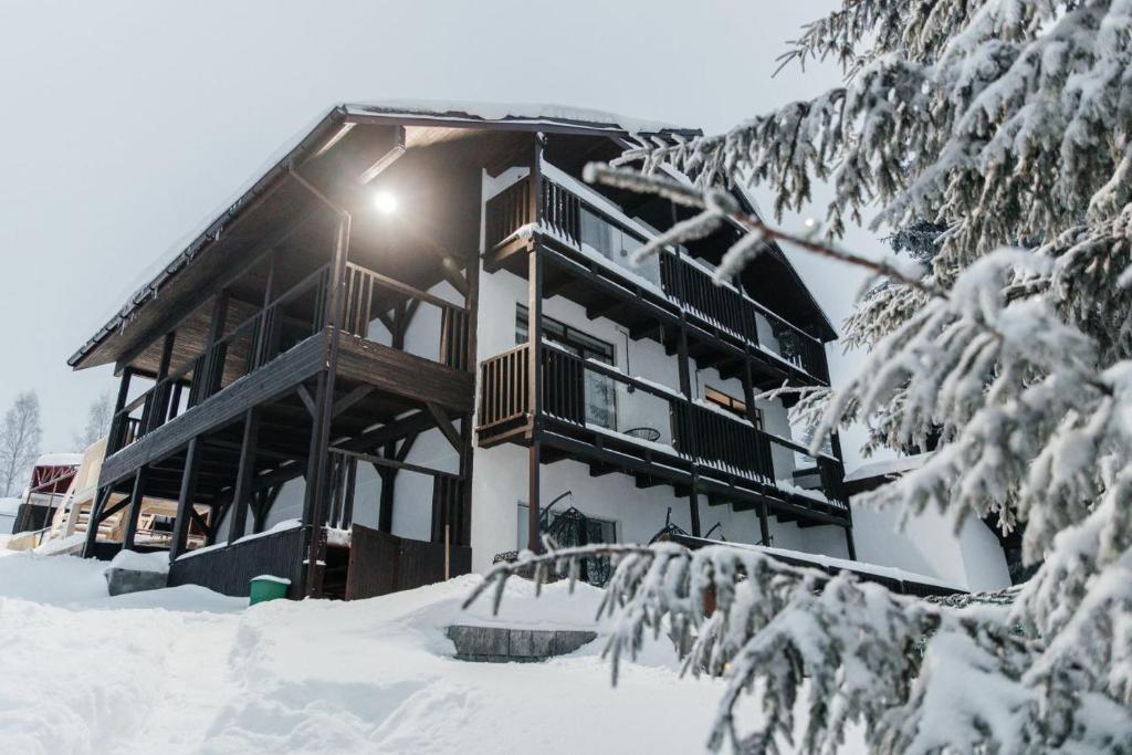 Image 1 of Aparthotel “Mayak Yablunytsia”