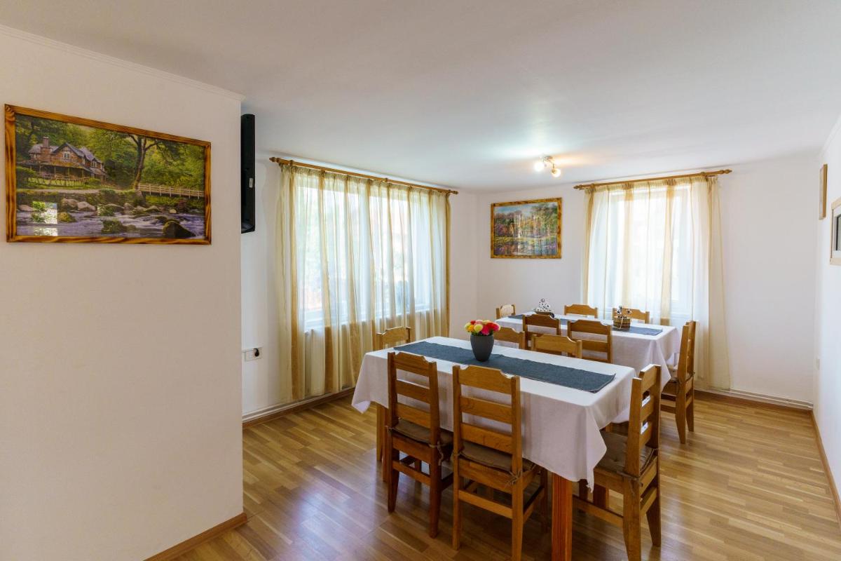 Image 3 of Casa Primaverii