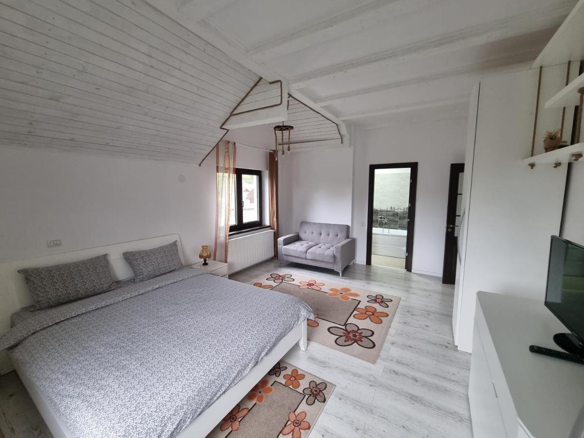 Image 2 of Casa din vale