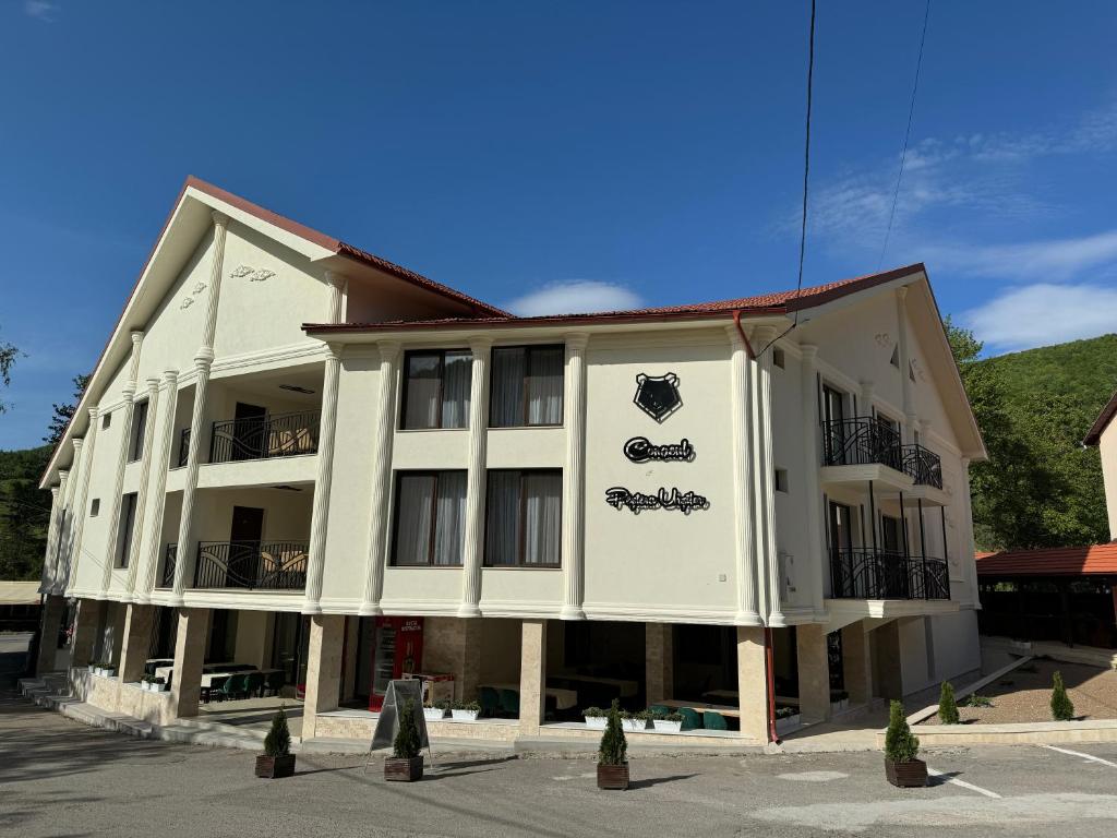 Image 1 of Conacul Peștera Urșilor