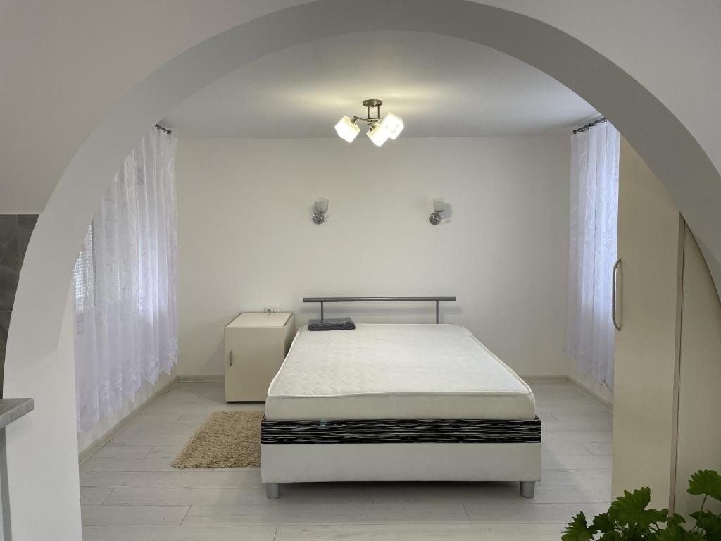 Image 1 of House Menchul