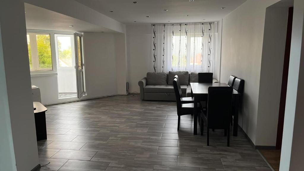 Image 1 of LA CARMEN ! Apartament cu 3 camere !