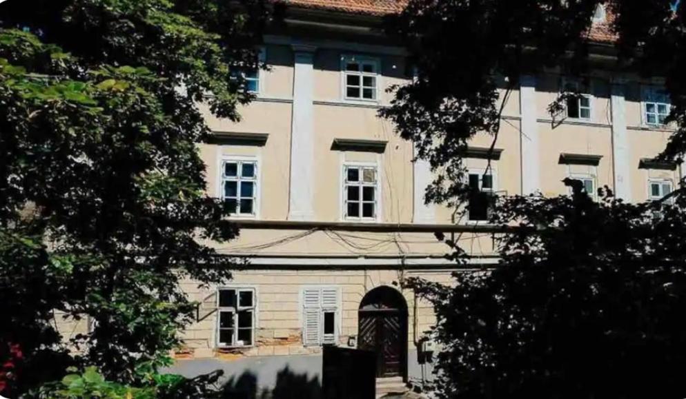Image 3 of Old town luxury segment