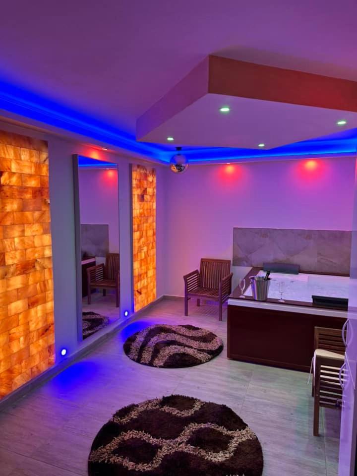 Image 4 of Regim Hotel Hanea jacuzzi in camera,piscina exterioara si sauna comuna