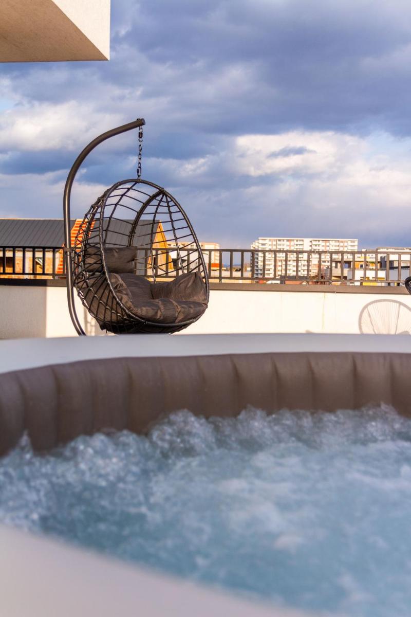 Image 4 of Skylark – Cairo Penthouse cu Jacuzzi si Vedere la Munte