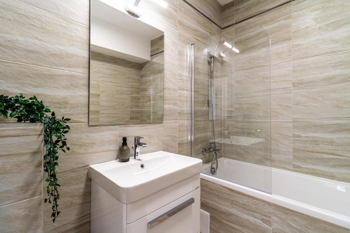 Image 2 of Skylark – Cairo Penthouse cu Jacuzzi si Vedere la Munte