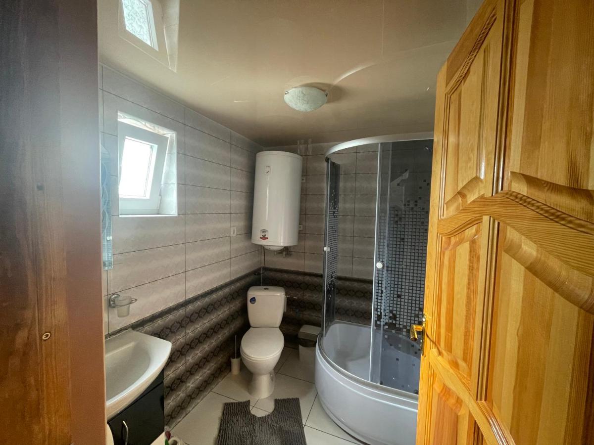 Image 3 of У Люби