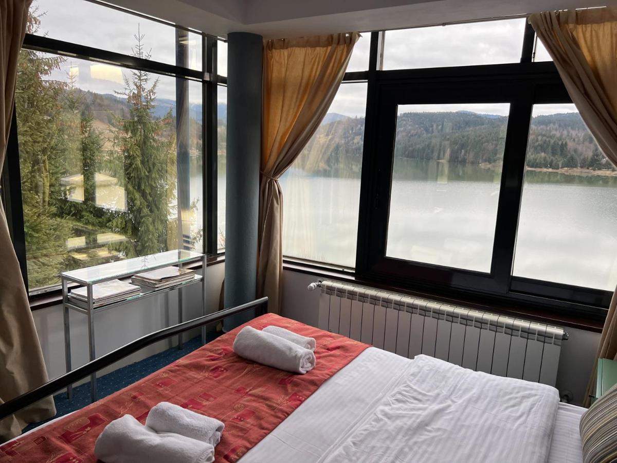 Image 2 of Vila Franceză – Cazare cu jacuzzi pe malul lacului Colibița
