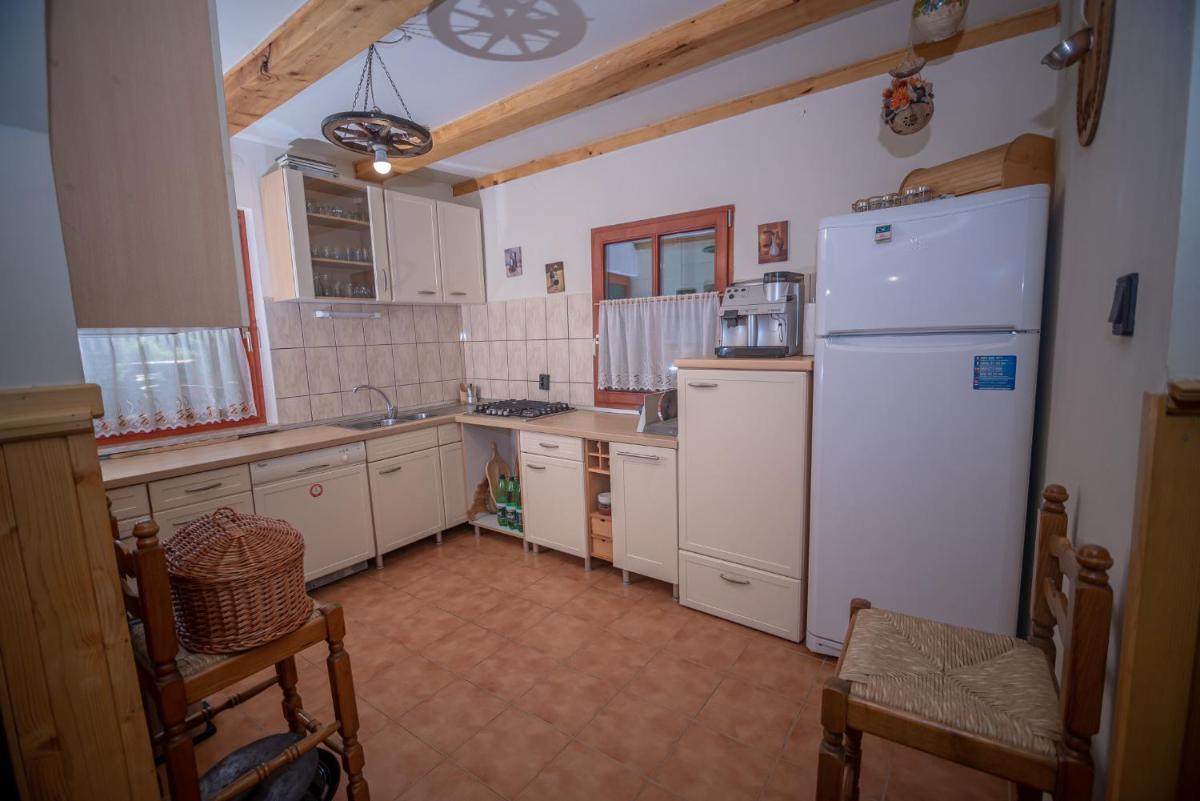 Image 3 of ZSUZSI-LAK